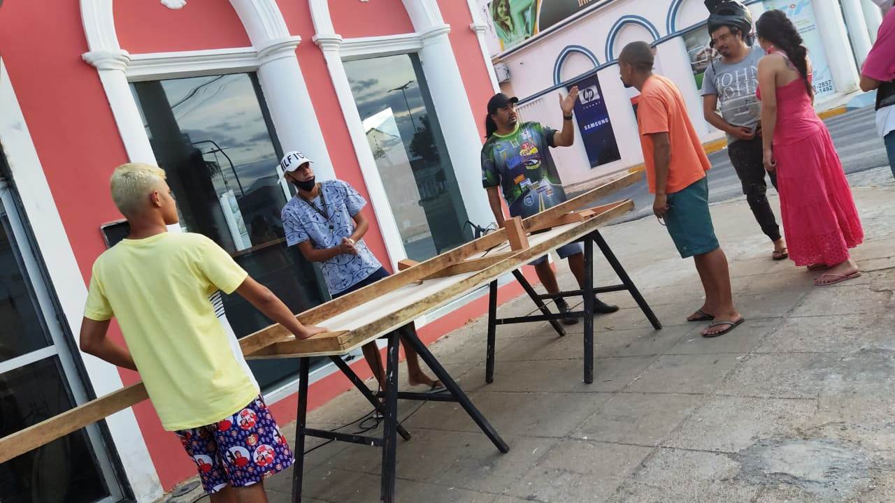 Artistas e técnicos iniciam construção dos cenários natalinos em Monteiro