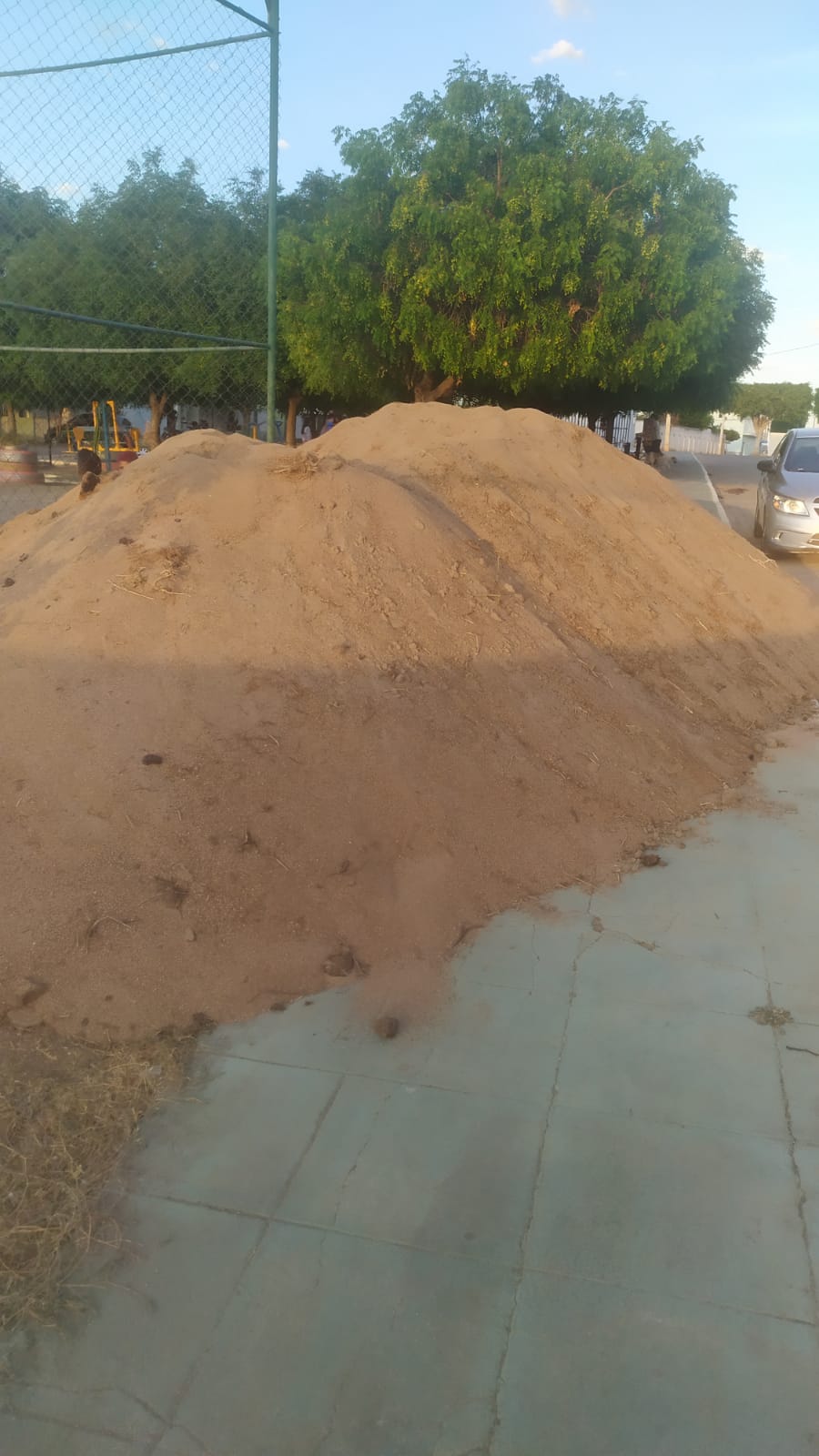 Secretaria de Esportes de Monteiro substitui areia de quadras de futevôlei e vôlei de areia