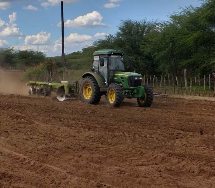 Secretaria de Agricultura de Monteiro realiza aração de terras e atende projeto de revitalização do algodão