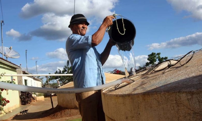 Secretaria de Agricultura de Monteiro inicia entrega de vales da Operação Pipa