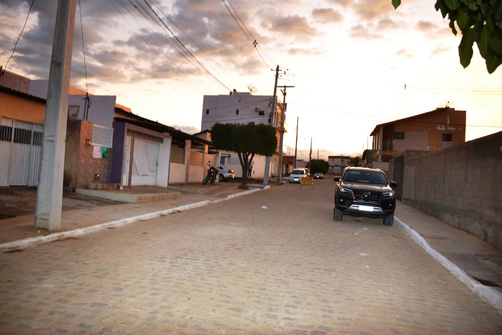 Cidade Trabalho: Prefeita Anna Lorena entrega mais três rua pavimentadas em Monteiro