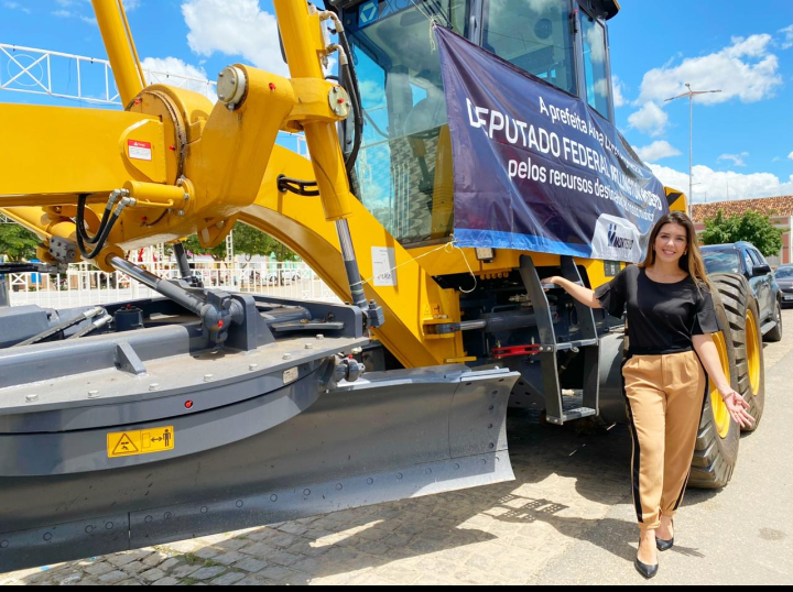 Prefeita Anna Lorena comemora aquisição de motoniveladora para o município