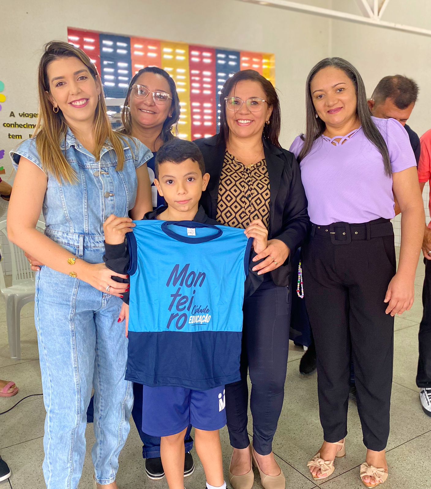 Escolas Municipais de Monteiro recebem kit de fardamento das mãos da prefeita Lorena