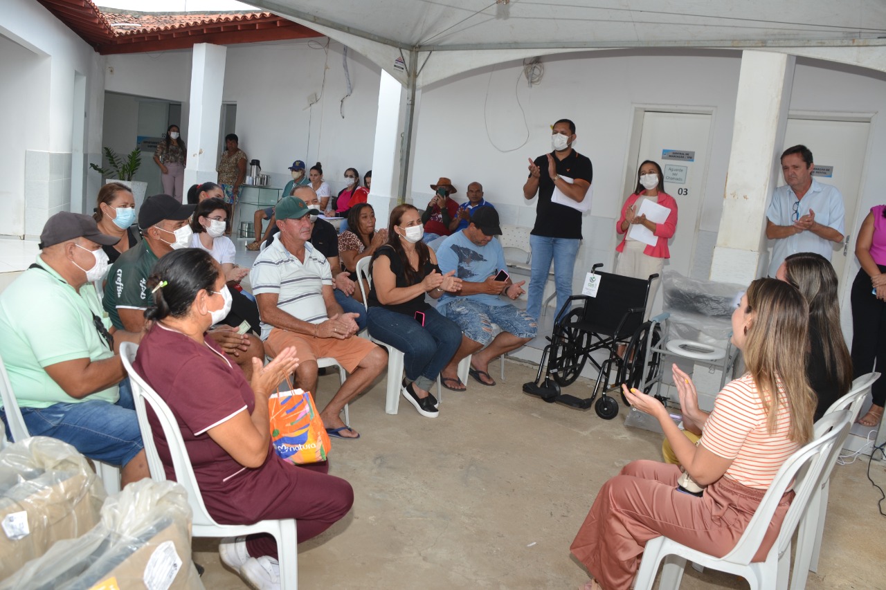 Secretaria de Saúde de Monteiro entrega órteses como cadeira de rodas e de banho para pacientes