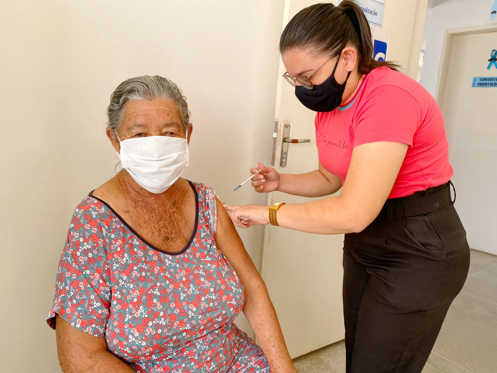 Secretaria de Saúde de Monteiro inicia vacinação da 5ª dose com a vacina bivalente para idosos acima de 70 anos
