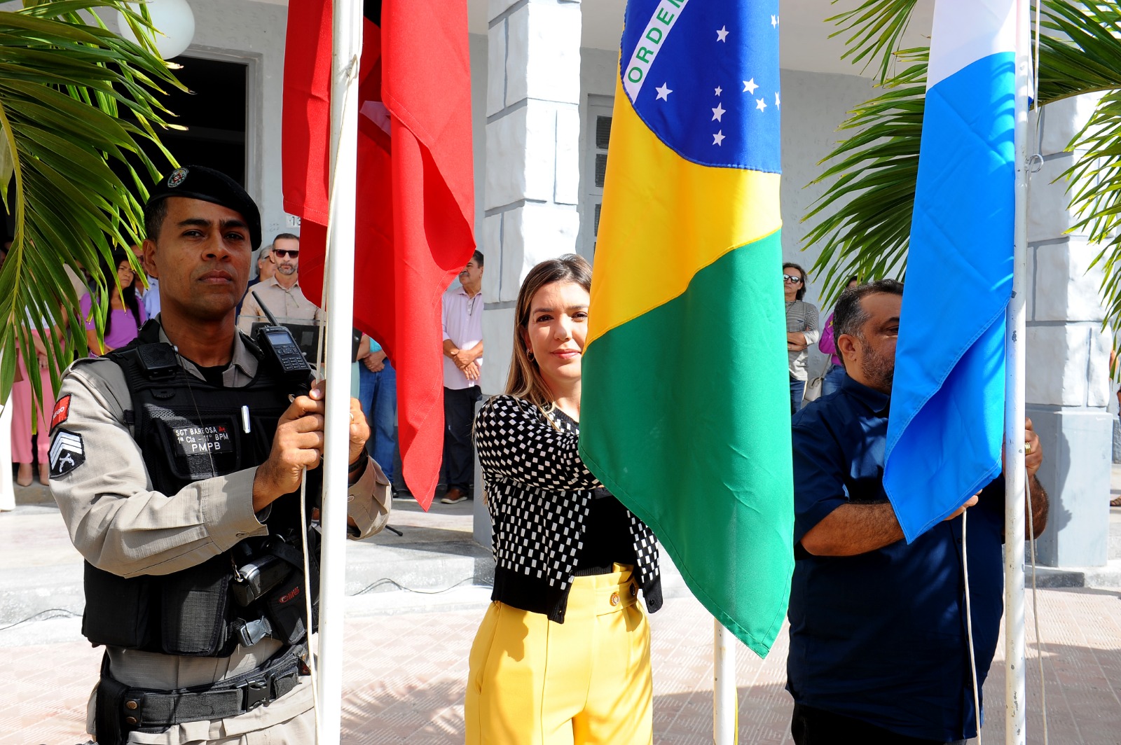 Prefeita Anna Lorena abre oficialmente Semana da Pátria com hasteamento das bandeiras