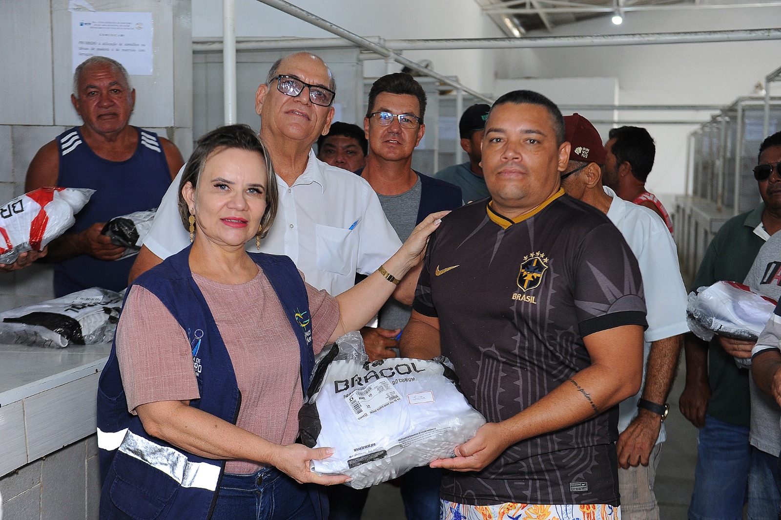 Vigilância em Saúde entrega fardamentos e EPI ‘s para açougueiros no Açougue Público de Monteiro